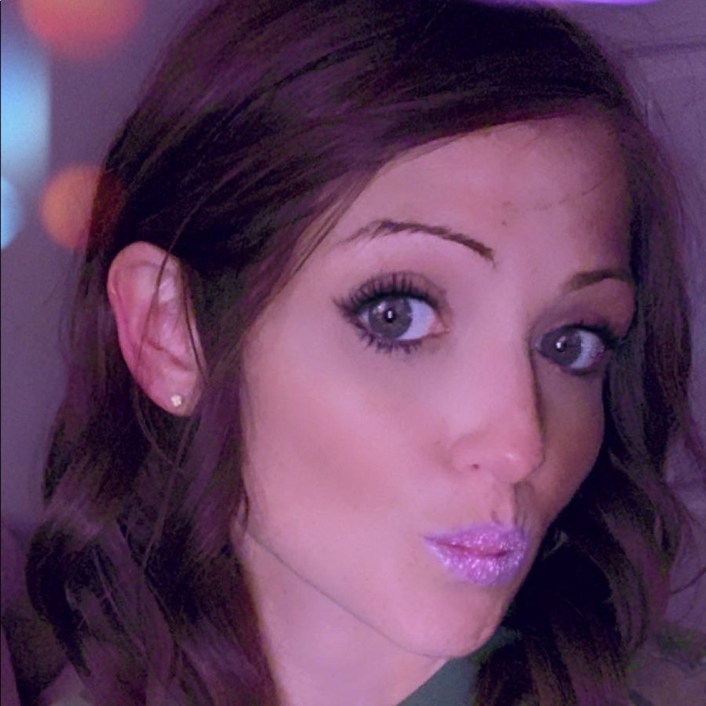 Meet your Posher, Shannon. Fast Delivery/ Bundles